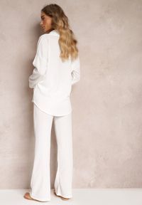 Renee - Biały 2-częściowy Komplet z Koszulą i Spodniami Zdobionymi Delikatnym Tłoczeniem Jaila. Kolor: biały. Materiał: tkanina. Wzór: aplikacja #3