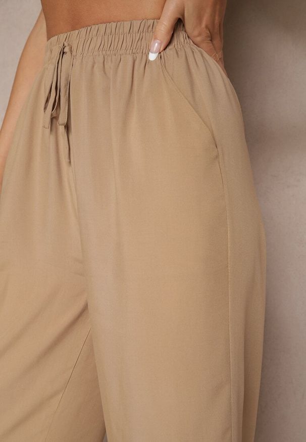 Renee - Ciemnobeżowe Spodnie z Bawełny Typu Palazzo z Gumką w Talii Fieana. Okazja: na spacer. Kolor: beżowy. Materiał: bawełna