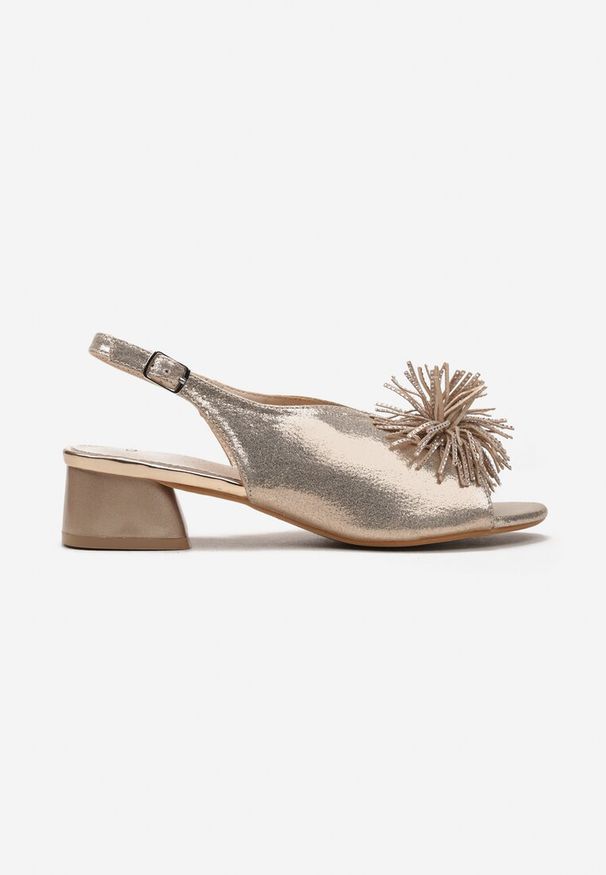 Born2be - Szampańskie Sandały Vices na Słupku z Ozdobnym Pomponem i Skórzaną Wkładką Agistra. Okazja: na co dzień. Zapięcie: sprzączka. Kolor: złoty. Materiał: skóra. Sezon: wiosna, lato. Obcas: na słupku. Styl: casual, klasyczny, elegancki