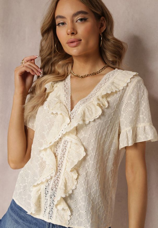 Renee - Beżowa Koronkowa Bluzka Zdobiona Falbankami i Haftem z Bawełny Jadina. Typ kołnierza: kołnierz z falbankami. Kolor: beżowy. Materiał: koronka, bawełna. Wzór: aplikacja, haft. Sezon: wiosna, lato