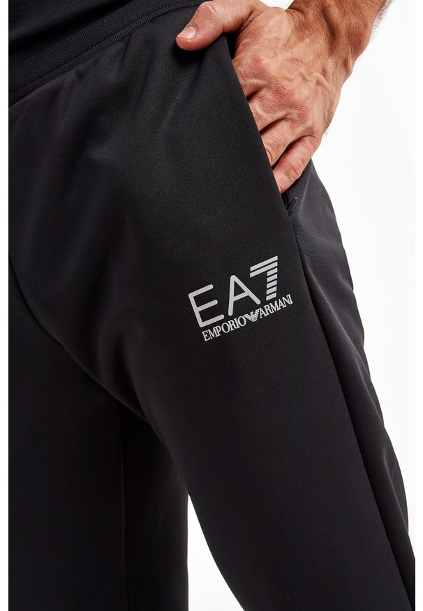 EA7 Emporio Armani - Spodnie dresowe EA7 EMPORIO ARMANI. Materiał: dresówka