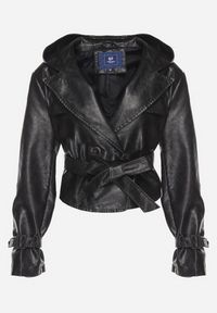 Born2be - Czarna Krótka Kurtka Typu Trencz z Imitacji Skóry z Kapturem i Wiązanym Paskiem Nilianiela. Okazja: na co dzień. Typ kołnierza: kaptur. Kolor: czarny. Materiał: skóra. Długość: krótkie. Wzór: paski. Styl: klasyczny, casual, elegancki #4