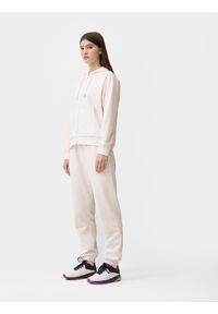 4f - Spodnie dresowe joggery damskie. Kolor: biały. Materiał: dresówka #1