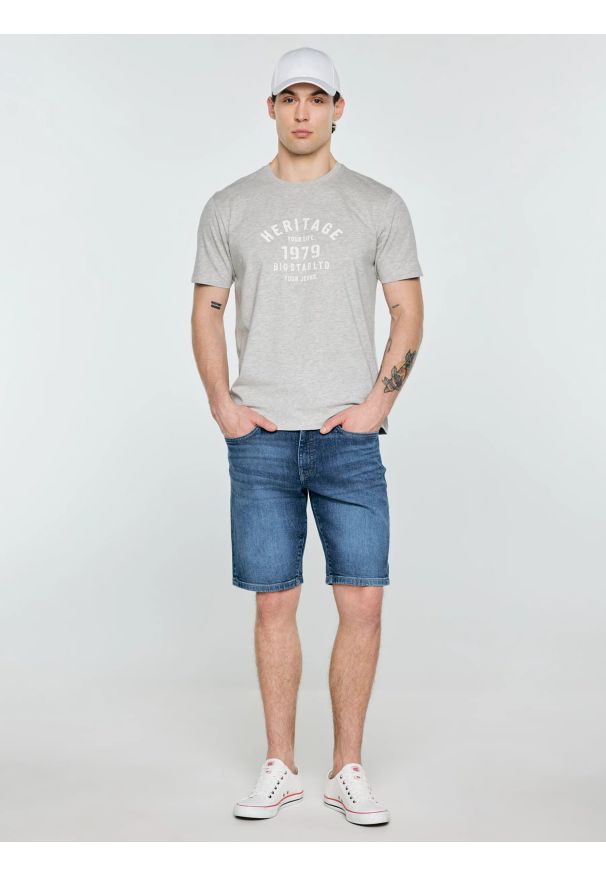 Big-Star - Koszulka męska z nadrukiem szara Serter 901. Okazja: na co dzień. Kolor: szary. Materiał: denim, skóra, dzianina, materiał, bawełna. Długość rękawa: krótki rękaw. Długość: krótkie. Wzór: nadruk. Styl: casual, klasyczny