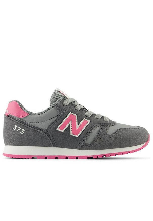 Buty młodzieżowe New Balance YC373VN2 - szare. Okazja: na co dzień, na uczelnię. Kolor: szary. Materiał: guma, syntetyk, materiał. Szerokość cholewki: normalna. Model: New Balance 373