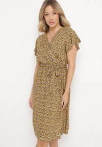 Born2be - Żółta Sukienka z Wiskozy z Kopertowym Dekoltem i Gumką w Talii Moanalise. Kolor: żółty. Materiał: wiskoza. Sezon: lato. Typ sukienki: kopertowe #1