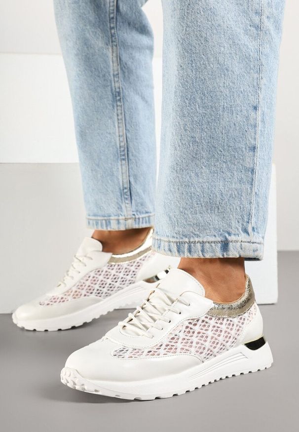 Born2be - Białe Ażurowe Sneakersy Ozdobione Metalicznymi Wstawkami Sdivane. Okazja: na co dzień. Kolor: biały. Materiał: jeans. Wzór: aplikacja, ażurowy. Obcas: na płaskiej podeszwie