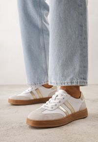 Born2be - Białe Skórzane Sneakersy i Ozdobnymi Paskami Zelisei. Okazja: na co dzień. Zapięcie: pasek. Kolor: biały. Materiał: skóra #1