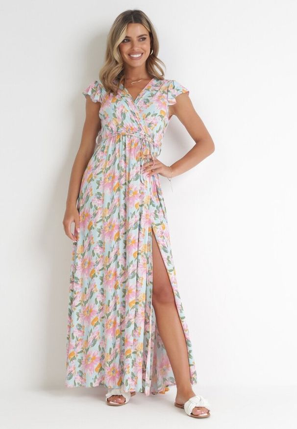 Born2be - Jasnoniebieska Sukienka Kopertowa z Gumką w Pasie w Kwiaty Pive. Typ kołnierza: kołnierz z falbankami. Kolor: niebieski. Materiał: tkanina, materiał, wiskoza. Wzór: kwiaty. Typ sukienki: kopertowe. Długość: maxi