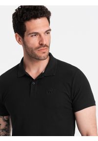 Ombre Clothing - Jednokolorowa koszulka męska polo BASIC z dzianiny pique - czarna V1 - Rozmiar: 3XL. Okazja: na co dzień. Typ kołnierza: polo. Kolor: czarny. Materiał: dzianina. Wzór: haft, aplikacja, jednolity. Styl: sportowy, wizytowy, casual