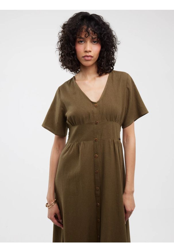 Big-Star - Sukienka damska midi lniana khaki Victorine 303. Okazja: na co dzień. Typ kołnierza: dekolt w kształcie V. Kolor: zielony. Materiał: len. Długość rękawa: krótki rękaw. Typ sukienki: proste. Styl: casual, boho, elegancki, klasyczny. Długość: midi