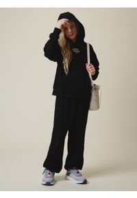 4f - 4F Spodnie dresowe z szerokimi nogawkami dziewczęce - czarne 134/140 (8-10 lat). Okazja: na spacer, na co dzień, na uczelnię. Kolor: czarny. Materiał: dresówka. Sezon: lato. Styl: casual #1