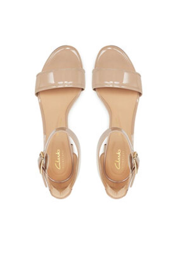 Clarks Sandały Ezoria Mae 26181299 Beżowy. Kolor: beżowy. Materiał: lakier, skóra
