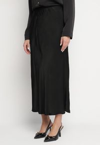 Born2be - Czarna Spódnica Satynowa z Wiskozy o Rozkloszowanym Kroju Hanorilae. Okazja: na co dzień. Kolor: czarny. Materiał: satyna, wiskoza. Styl: klasyczny, casual #4