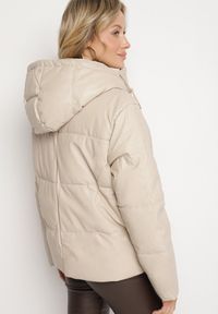 Born2be - Beżowa Pikowana Kurtka z Imitacji Skóry z Kapturem i Kieszeniami Lavedi. Okazja: na spacer. Typ kołnierza: kaptur. Kolor: beżowy. Materiał: skóra. Długość rękawa: długi rękaw. Długość: długie. Styl: elegancki, wizytowy #6