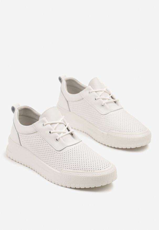 Renee - Białe Skórzane Sneakersy Ozdobione Perforacją Sorivna. Okazja: na co dzień. Zapięcie: sznurówki. Kolor: biały. Materiał: skóra. Wzór: aplikacja
