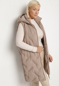 Born2be - Jasnobeżowa Pikowana Kamizelka z Kapturem i Kieszeniami Esarivie. Okazja: na spacer. Typ kołnierza: kaptur. Kolekcja: plus size. Kolor: beżowy. Materiał: jeans #7