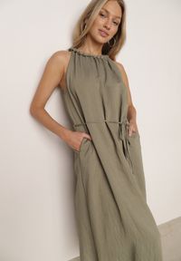 Born2be - Zielona Wiskozowa Sukienka Bez Rękawów z Warkoczowym Splotem przy Dekolcie Shirineli. Okazja: na co dzień. Kolekcja: plus size. Kolor: zielony. Materiał: wiskoza. Długość rękawa: bez rękawów. Wzór: ze splotem. Typ sukienki: proste, dla puszystych. Styl: elegancki, casual, klasyczny, boho #2