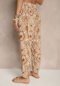 Renee - Brązowe Wiskozowe Spodnie High Waist Zdobione Ornamentalnym Printem Jenavitha. Stan: podwyższony. Kolor: brązowy. Materiał: wiskoza. Wzór: aplikacja, nadruk. Sezon: lato, wiosna. Styl: klasyczny, elegancki