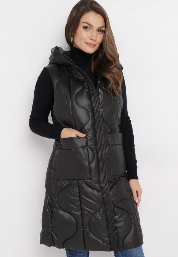 Born2be - Czarna Pikowana Kamizelka z Kapturem i Kieszeniami Kress. Typ kołnierza: kaptur. Kolor: czarny