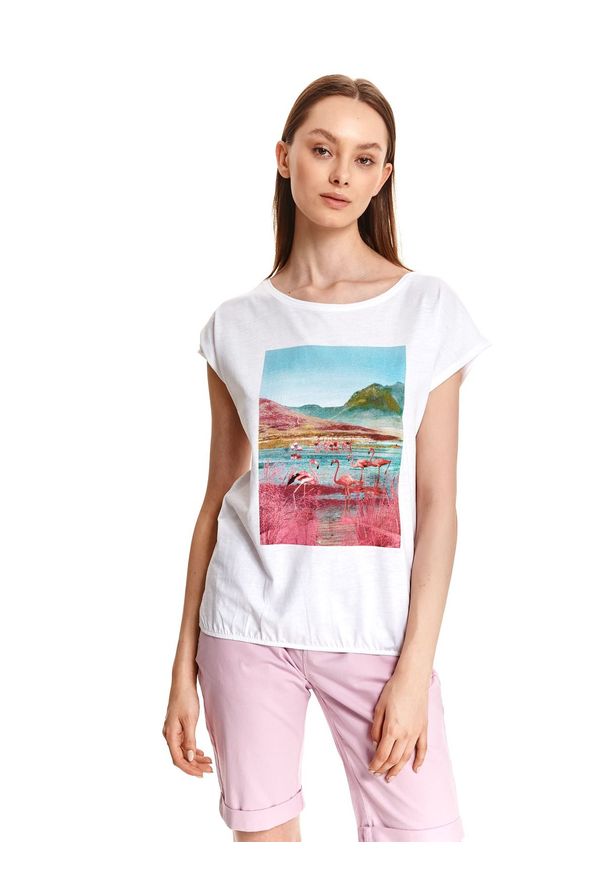 TOP SECRET - T-shirt damski z kolorowym nadrukiem we flamingi. Kolor: biały. Materiał: tkanina, bawełna. Długość rękawa: krótki rękaw. Długość: krótkie. Wzór: nadruk, kolorowy. Sezon: lato. Styl: wakacyjny