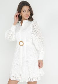 Born2be - Biała Bawełniana Sukienka z Paskiem i Ażurowym Haftem Joannah. Kolor: biały. Materiał: bawełna. Wzór: haft, ażurowy #1