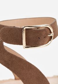 Renee - Brązowe Sandały VICES na Plecionej Platformie z Paskiem Wokół Kostki Daphelsa. Zapięcie: pasek. Kolor: brązowy. Materiał: len. Sezon: lato. Obcas: na platformie #2