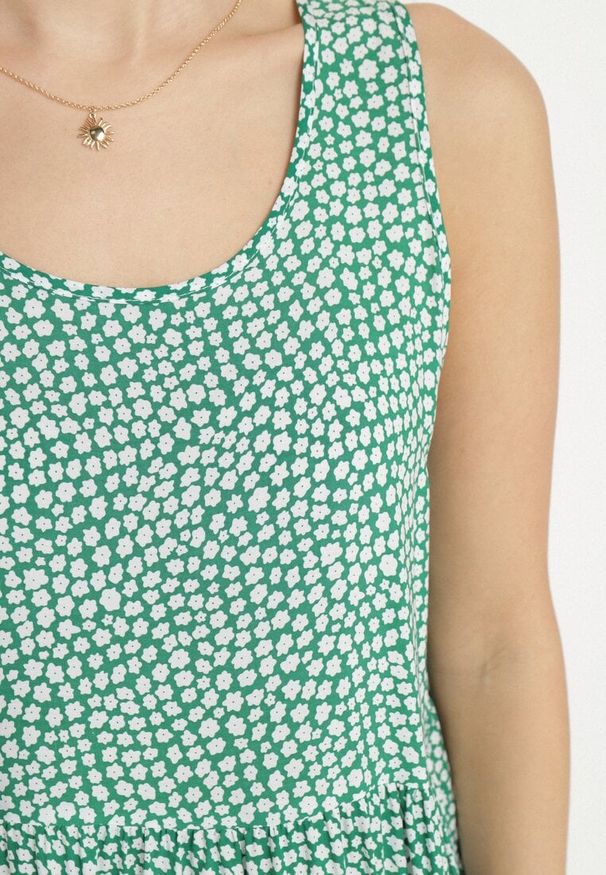 Born2be - Zielona Rozkloszowana Bawełniana Sukienka z Falbanami w Kwiaty Zeolane. Okazja: na spacer, na co dzień. Kolor: zielony. Materiał: bawełna. Wzór: kwiaty. Sezon: wiosna. Typ sukienki: proste. Styl: elegancki, casual