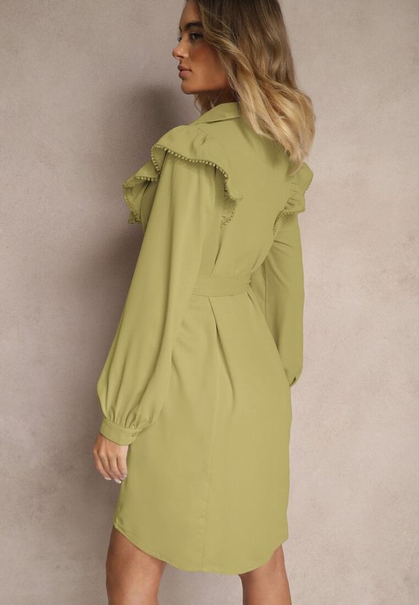 Renee - Zielona Rozkloszowana Sukienka Koszulowa z Falbankami i Koronką Naik. Typ kołnierza: kołnierz z falbankami. Kolor: zielony. Materiał: koronka. Wzór: koronka. Typ sukienki: koszulowe. Długość: mini