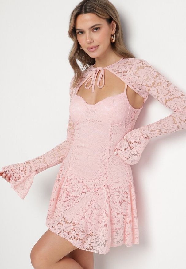 Born2be - Jasnoróżowa Rozkloszowana Sukienka Koktajlowa z Koronką i Bolerkiem Eyrfedi. Okazja: na randkę, na ślub cywilny, na wesele. Kolor: różowy. Materiał: koronka. Długość rękawa: na ramiączkach. Wzór: koronka. Styl: wizytowy