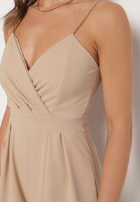 Born2be - Ciemnobeżowy Kombinezon z Trójkątnym Dekoltem na Cienkich Ramiączkach Iliantia. Kolor: beżowy. Materiał: tkanina. Długość rękawa: na ramiączkach. Sezon: lato #3