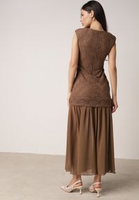Born2be - Brązowa Sukienka Ażurowa z Usztywnioną Linią Ramion i Przezroczystym Dołem Semiriel. Kolor: brązowy. Materiał: zamsz. Wzór: ażurowy. Styl: elegancki, klasyczny #3