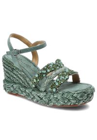 Zielone Sandały Alma En Pena Stylowe Buty Na Koturnie. Okazja: na co dzień. Zapięcie: sprzączka, klamry. Kolor: zielony. Materiał: skóra, koronka, zamsz. Szerokość cholewki: normalna. Wzór: aplikacja. Sezon: lato. Obcas: na koturnie. Styl: elegancki #1