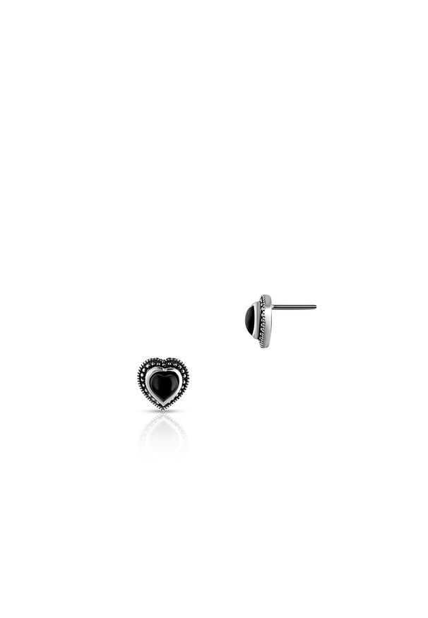 W.KRUK - Kolczyki srebrne z motywem serca. Materiał: srebrne. Kolor: srebrny. Wzór: aplikacja. Kamień szlachetny: onyks