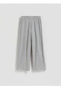 Reserved - Spodnie dresowe z szerokimi nogawkami - jasnoszary. Kolor: szary. Materiał: dresówka