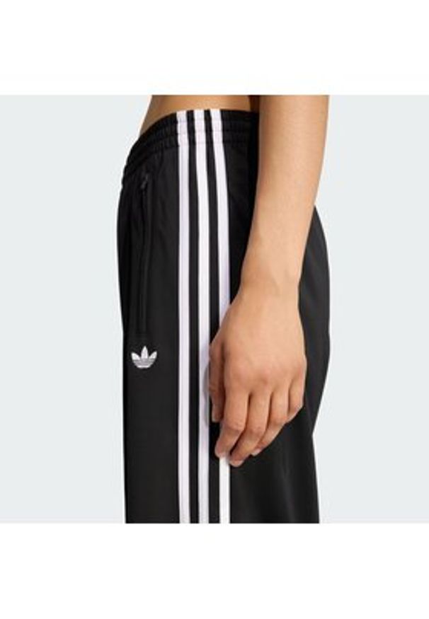 Adidas - adidas Spodnie dresowe Firebird KD7976 Czarny Loose Fit. Kolor: czarny. Materiał: syntetyk