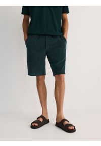 Reserved - Dresowe szorty jogger - ciemnozielony. Kolor: zielony. Materiał: dresówka