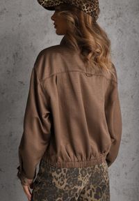 Renee - Brązowa Kurtka Bomberka Oversize z Paskami przy Rękawach Lann. Okazja: na co dzień. Typ kołnierza: dekolt gorset. Kolor: brązowy. Materiał: poliester, jeans. Sezon: wiosna. Styl: casual #2