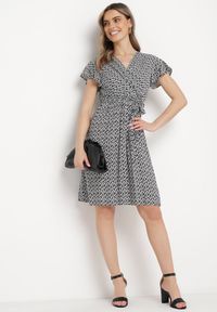 Born2be - Czarna Sukienka z Kopertowym Dekoltem Wiązanym Paskiem i Gumką w Talii z Wiskozy Canbra. Kolor: czarny. Materiał: wiskoza. Sezon: lato. Typ sukienki: kopertowe #5