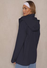 Renee - Granatowa Kurtka w Stylu Wiatrówki z Odpinanym Kapturem Ndivena. Okazja: na co dzień, na spacer. Kolor: niebieski. Materiał: jeans. Styl: sportowy, casual #4