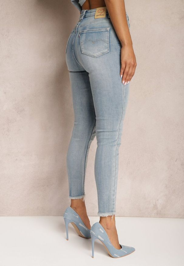 Renee - Niebieskie Jeansy o Fasonie Skinny z Postrzępionymi Nogawkami Quinte. Okazja: na co dzień. Kolor: niebieski. Styl: wizytowy, casual, elegancki