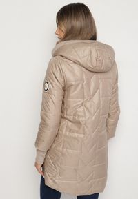 Born2be - Ciemnobeżowa Pikowana Kurtka z Kapturem i Przedłużonym Tyłem Tulara. Okazja: na co dzień. Typ kołnierza: kaptur. Kolor: beżowy. Materiał: jeans. Wzór: aplikacja. Styl: casual, elegancki #2