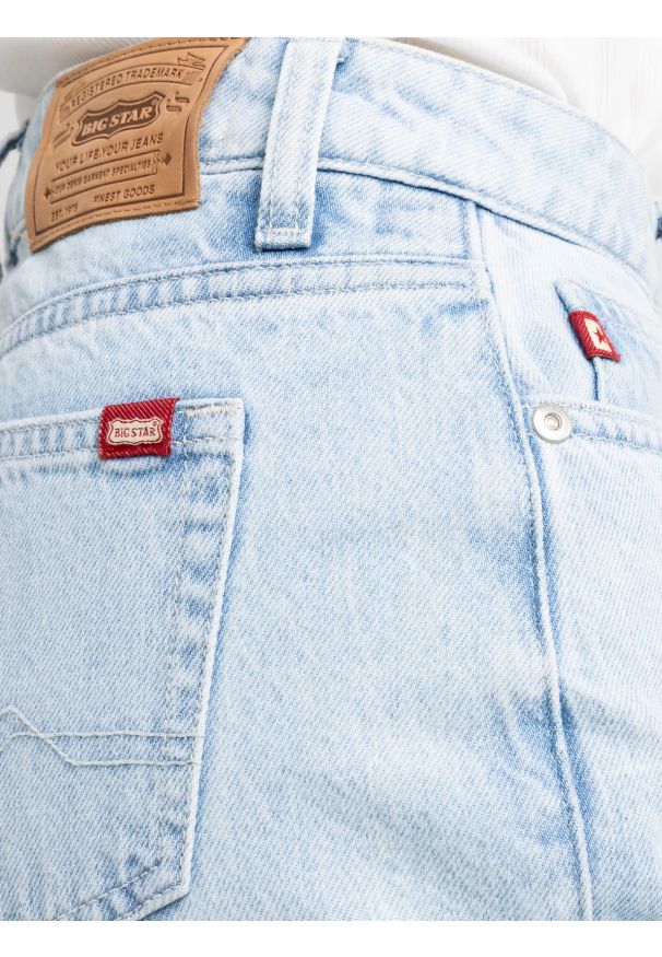 Big-Star - Jeansy damskie mom jeans z dziurą jasnoniebieskie Silla 122. Stan: podwyższony. Kolor: niebieski. Styl: elegancki, rockowy