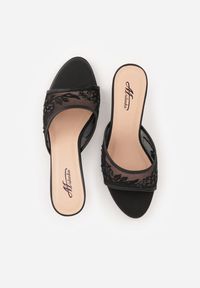 Renee - Czarne Siateczkowe Klapki na Metalicznej Szpilce z Imitacją Pereł i Haftem w Kwiaty Polia. Kolor: czarny. Materiał: satyna, tiul. Wzór: haft, kwiaty. Styl: glamour, elegancki #3