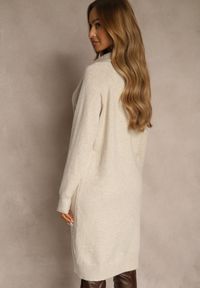 Renee - Jasnobeżowa Sweterkowa Sukienka z Bawełną i Wełną Ozdobiona Suwakiem Reinda. Okazja: na imprezę, na co dzień. Kolor: beżowy. Materiał: wełna, bawełna. Wzór: aplikacja. Typ sukienki: oversize, proste. Styl: casual. Długość: midi #5