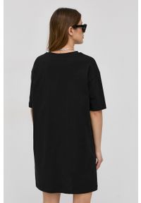 Love Moschino Sukienka kolor czarny mini oversize. Kolor: czarny. Materiał: dzianina. Długość rękawa: krótki rękaw. Typ sukienki: oversize. Długość: mini #4