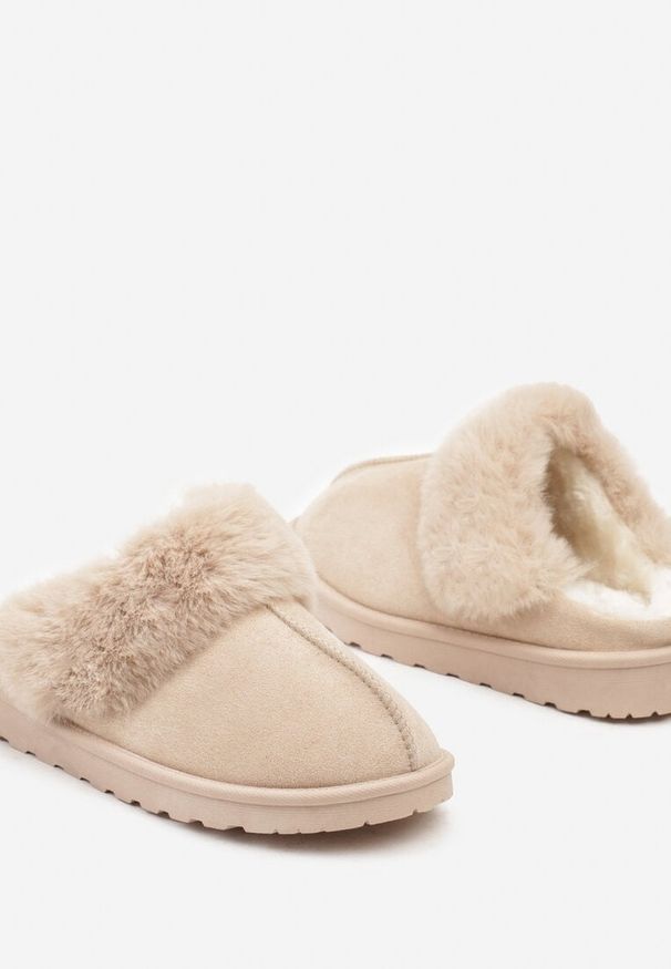Born2be - Beżowe Wsuwane Kapcie z Imitacji Zamszu z Futrem Boreti. Okazja: do domu. Zapięcie: bez zapięcia. Kolor: beżowy. Materiał: zamsz, futro. Styl: elegancki