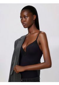 Reserved - Body z miseczkami push up - czarny. Kolor: czarny. Materiał: dzianina. Wzór: gładki #1