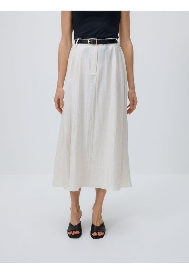 Reserved - Spódnica midi z paskiem - biały. Kolor: biały. Materiał: wiskoza, tkanina, len