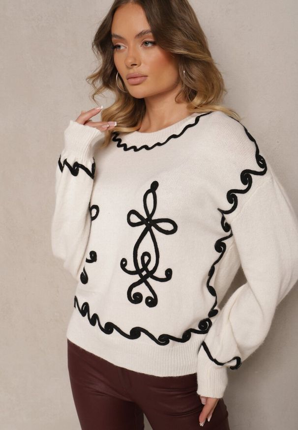 Renee - Jasnobeżowy Sweter z Wiskozą i Geometrycznym Wzorem Senallin. Okazja: na co dzień. Kolor: beżowy. Materiał: wiskoza. Wzór: geometria. Styl: casual